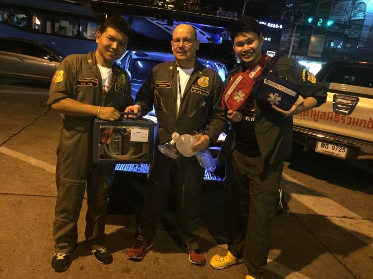 Übergabe von Notfallmaterial an den Rettungsdienst in Bangkok